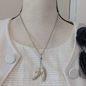 Silver Tone Feathers Pendant Boho Chic Necklace